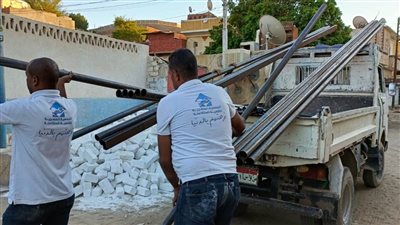 محافظ أسوان يوجه بسرعة إعادة إعمار 14 قرية ومنطقة متضررة من السيول