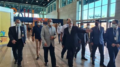وزير الطيران يتفقد عمليات التطوير بمطار الأقصر الدولي | صور