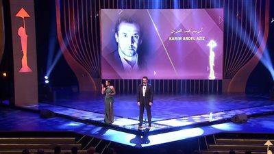 كان دايما واحد من الناس.. منى زكي تُسلم كريم عبد العزيز جائزة فاتن حمامة للتميز