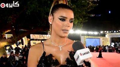 هبة السيسي عن ظهورها المثير للجدل: مصمم الأزياء هو اللي بيختار إطلالاتي | فيديو 