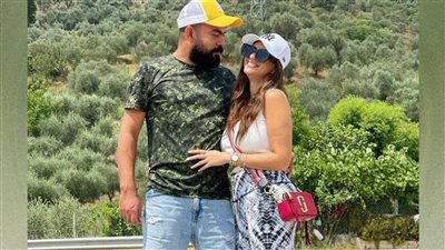 خالد عليش بعد وقف الطيران واحتجازه بجنوب إفريقيا: احنا كويسين وبحتفل بعيد ميلاد زوجتي 