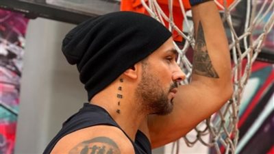 ممكن أكلم تامر حسني؟..  رقم موبايل مزيف يخدع محمد عطية