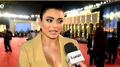 أسماء جلال مذبذبة عاطفيًا بفيلم بضع ساعات في يوم ما | فيديو