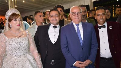 محافظ بورسعيد يلبي دعوة فتاة أهدته دعوة لحضور حفل زفافها | صور