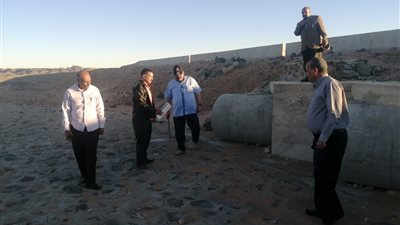 رئيس مدينة سفاجا يتفقد عملية تطهير البرابخ ومخرات السيول | صور 