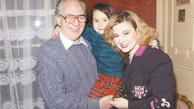 داعية إسلامي بعد أزمة رشوان توفيق مع ابنته: من يعق أباه سيعقه أبناؤه