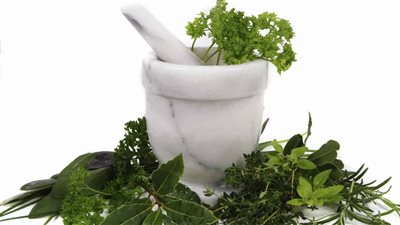 أبرزها الحلبة والبرسيم..علاج الذبحة الصدرية بالأعشاب وزيت الزيتون 