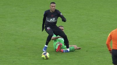 باريس سان جيرمان يعلن غياب نيمار شهرين بسبب الإصابة 