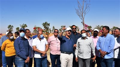 محافظ أسوان يتفقد الطرق والشوارع الرئيسية وتوزيع قطاعات العمل على المسئولين