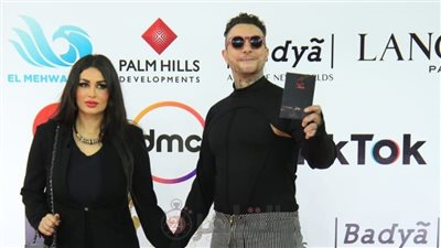 أحمد الفيشاوي وزوجته أول الحاضرين على ريد كاربت فيلم رجل بلا وطن