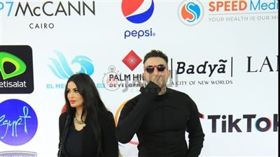 بدلة مفتوحة الظهر.. أحمد الفيشاوي يقلد محمد رمضان في مهرجان القاهرة | صور 