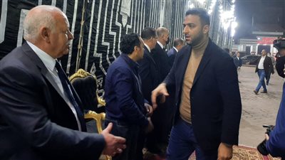 يحيى الكومي وميدو في عزاء المستشار جلال إبراهيم | صور