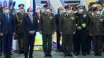 السيسي يتفقد جناح مجمع الصناعات الهندسية للقوات المسلحة ويستمع لشرح مدير إدارة المركبات