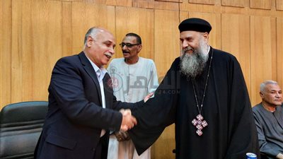 موظفو مدينة إسنا يكرمون رئيس المجلس المحلي لبلوغه سن المعاش | صور