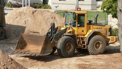 مصرع عامل أسفل عجلات لودر خلال عمله في سوهاج