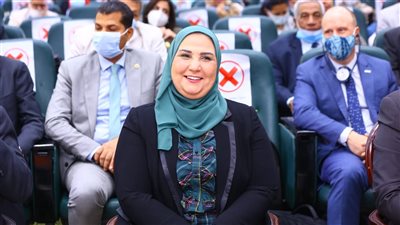 وزيرة التضامن توزع 1700 جهاز تابلت على الرائدات الاجتماعيات