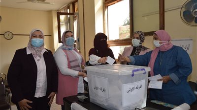 عميدة ألسن عين شمس تتابع ماراثون انتخابات اتحاد الطلاب وسط إجراءات احترازية مشددة | صور