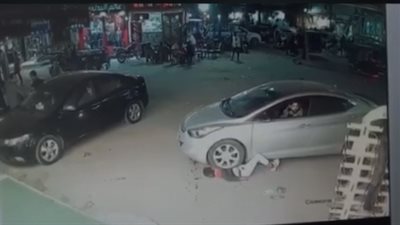 حادثة دهس غريبة لطفل بمحافظة أسيوط تعمد قائد سيارة قتله | فيديو