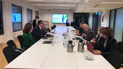 وزير التربية والتعليم يلتقي مسئولي الوكالة الوطنية الفنلندية لبحث التعاون المشترك