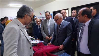 محافظ بورسعيد يتفقد معرض منتجات المشروعات الصغيرة والحرف التراثية بالمنطقة الصناعية | صور