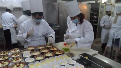 سياح بمرسى علم يشاركون في تجهيز الغداء بأحد الفنادق