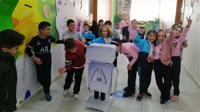 فلسطيني يبتكر روبوت لمساعدته في تدريس الهندسة لطلابه | صور وفيديو 