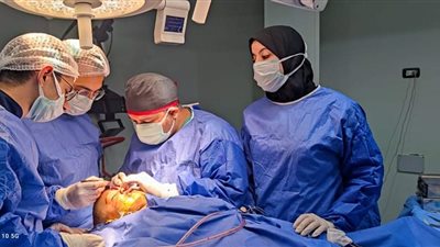 انقسم وجهه نصفين.. سيارة نقل تدهس طفلًا وفريق طبي ينقذ حياته بسوهاج | صور