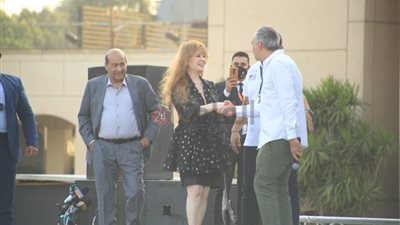 بشرى ومحمد حفظي أول الحاضرين إلى ندوة نيللي