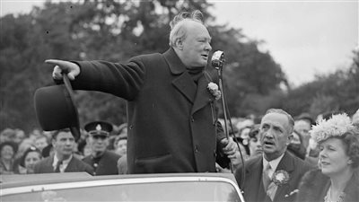 ونستون تشرشل.. لماذا فاز السياسي البريطاني الأشهر بنوبل في الأدب؟