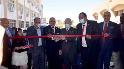 محافظ الأقصر ورئيس الجامعة يفتتحان كلية الطب.. ويشهدان حفل استقبال الطلاب الجدد | صور