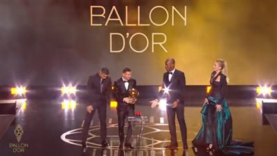 سواريز يسلم ميسي الكرة الذهبية | فيديو