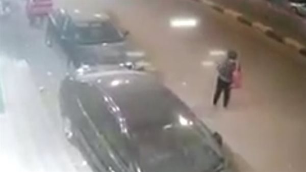 الفتاه أثناء وقوفها