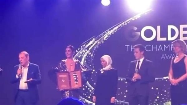 زوجة محمد صلاح تتسلم