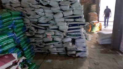 ضبط 2.5 طن مخصبات وأسمدة زراعية منتهية الصلاحية في الأقصر | صور