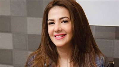 دائما في قلبي.. دينا سمير غانم ترتدي سلسلة باسم والديها الراحلين