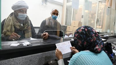 منع المواطنين غير الملقحين من دخول المؤسسات الحكومية بقنا | صور