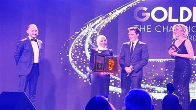 بعد صعودها لتسلم الجائزة.. داعية: يجب على الأزواج الاقتداء بتصرف صلاح في حفل القدم الذهبية