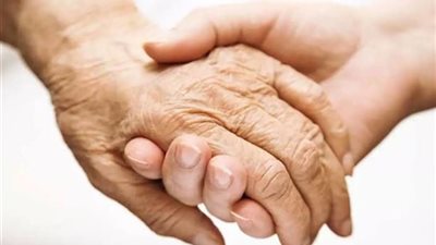 هل بر الوالدين يكفر الذنوب؟.. الإفتاء ترد: والخالة أيضًا