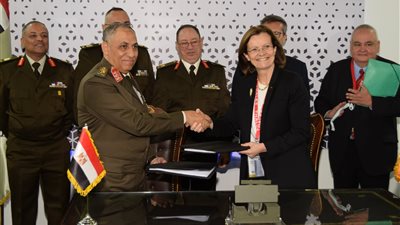 لقاءات ثنائية مكثفة لقادة الأفرع الرئيسية وكبار القادة على هامش فعاليات معرض إيديكس 2021