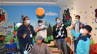 مسرح عرائس وعربة حواديت.. شباب صناع الحياة يرسمون البهجة على أطفال السرطان بالصعيد 