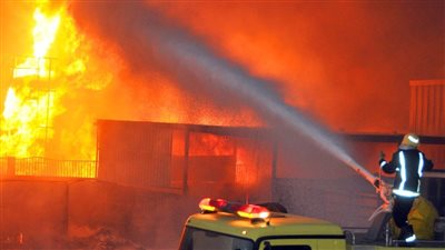 تفاصيل إصابة 11 شخصًا في حريق مصنع غزل بكفر الشيخ | بث مباشر