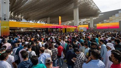 استقبلوهم بالفقرات الفريدة.. توافد أعداد كبيرة من الزوار على إكسبو اليوم | صور