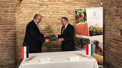 وزيرا الزراعة ونظيره المجري يوقعان بروتوكول تعاون في مجال المصايد والاستزراع السمكي