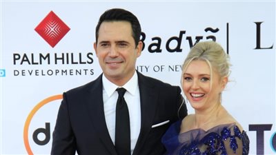 ظافر العابدين يصل السجادة الحمراء لـ فيلمه غدوة بمهرجان القاهرة السينمائي بصحبة زوجته | صور