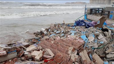 بسبب الطقس السيء.. انهيار سور وغرفة بشاطئ سيدى بشر ووضع بلوكات لمنع خروج الأمواج لكورنيش الإسكندرية | فيديو 