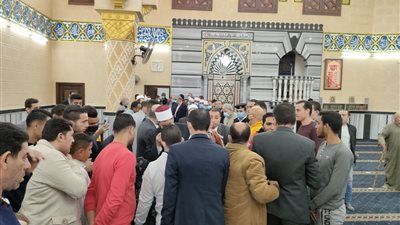 ممر تأميني لخروج وزير الأوقاف من مسجد بالمحلة بسبب تدافع المواطنين لتقديم الشكاوى