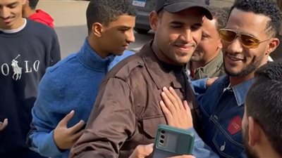 محمد رمضان يلتقط الصور مع جمهوره بعد أداء صلاة الجمعة | فيديو