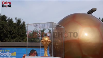 احتفالات ورقص بالكرة.. كأس الأمم الإفريقية يطوف شوارع القاهرة في حافلة مكشوفة | فيديو