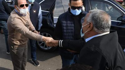 السيسي يستمع إلى طلبات واحتياجات المواطنين خلال جولته التفقدية | صور 