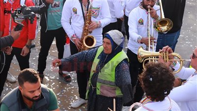 مُسنة مبتورة اليد ترقص في احتفالات جولة كأس الأمم الإفريقية بشوارع القاهرة | فيديو